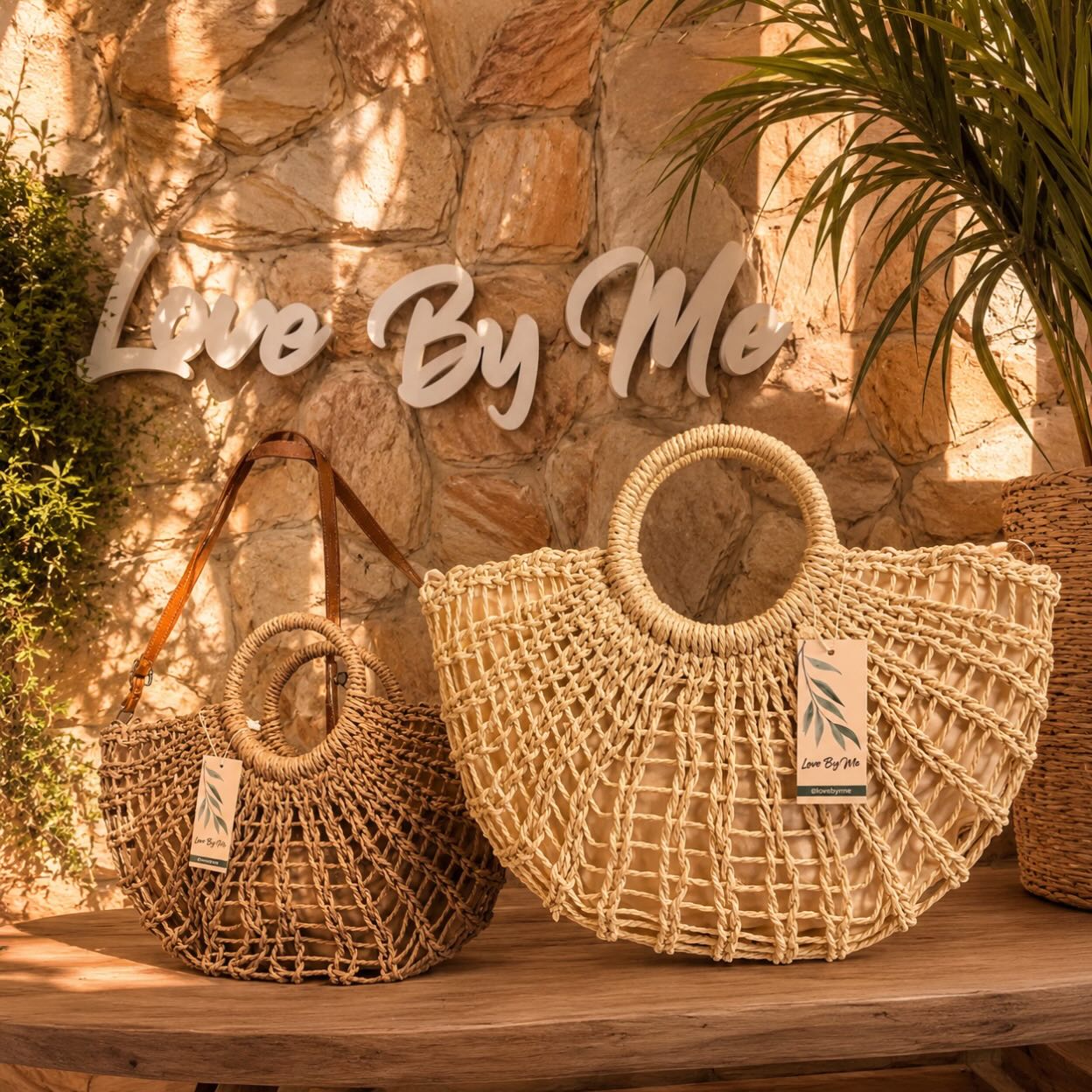 Bolsas de palha em formato meia-lua com alças redondas